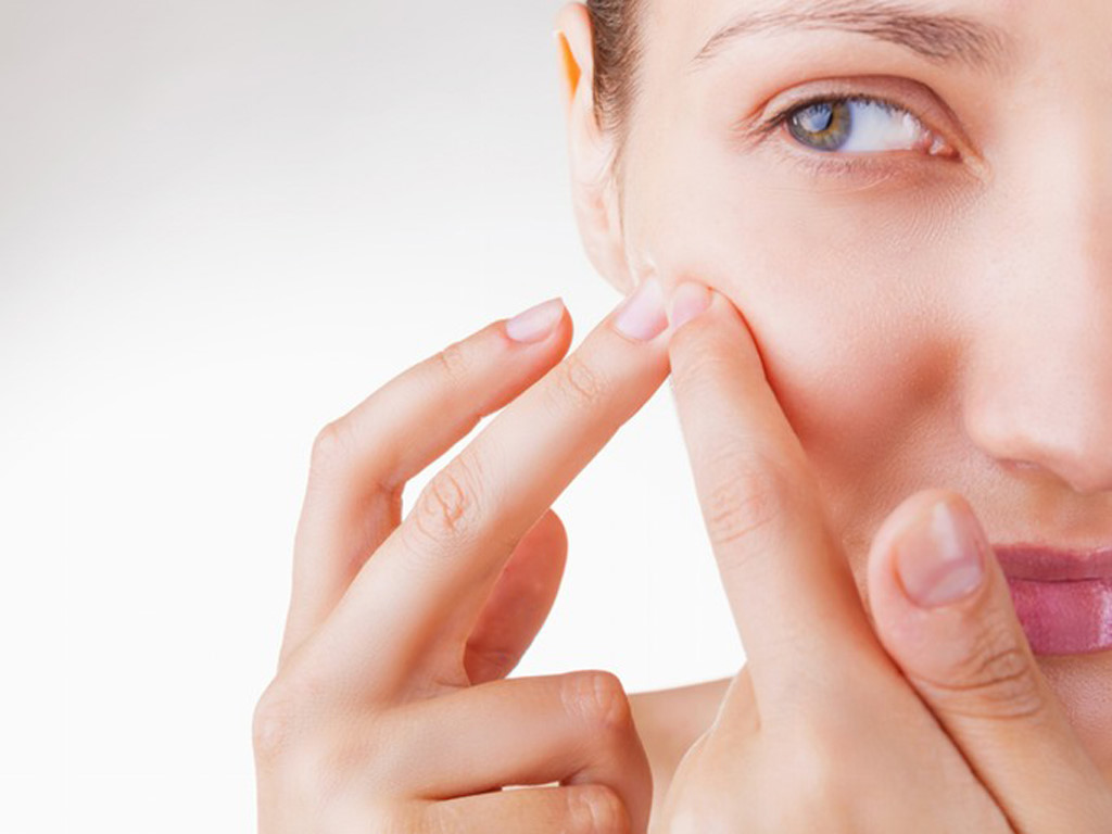 DA DẦU MỤN, NHẠY CẢM NÊN DÙNG SỮA RỬA MẶT NÀO?
