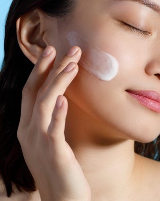 Da Dầu Có Nên Dùng Kem Dưỡng Ẩm Không