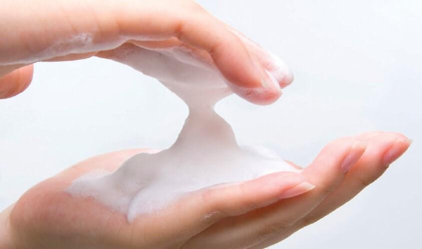 Liệu Da Dầu Nhạy Cảm Có Nên Dùng Sữa Rửa Mặt Tạo Bọt Hay Không?