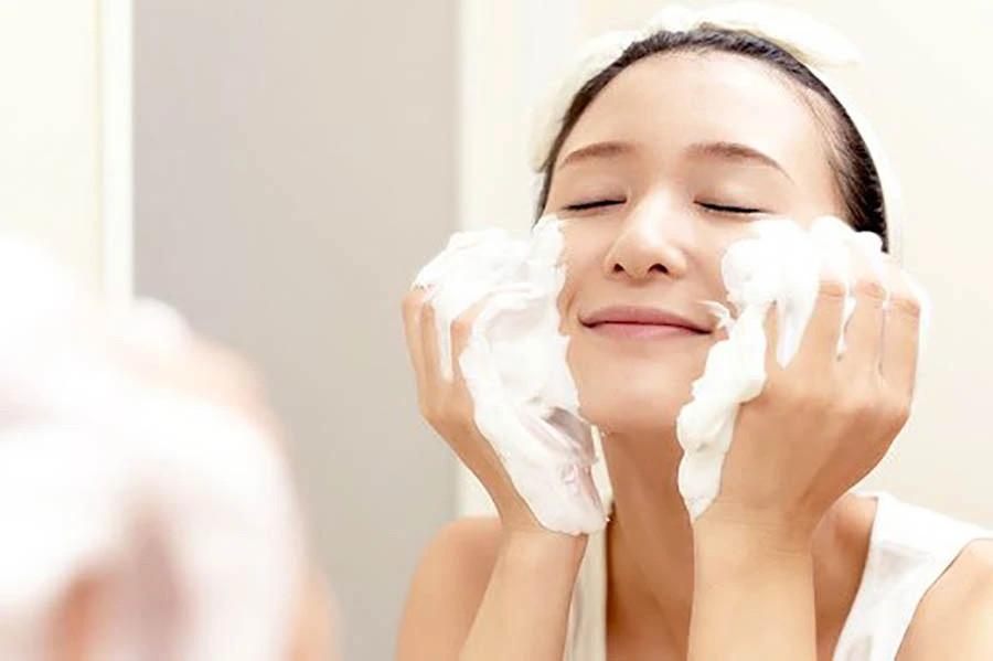 BUỔI SÁNG NÊN RỬA MẶT BẰNG GÌ? CÓ CẦN DÙNG SỮA RỬA MẶT KHÔNG?