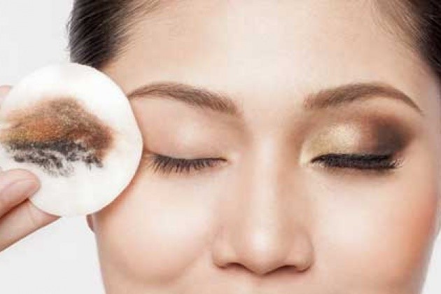 Tại sao vùng mắt và môi nên dùng sản phẩm tẩy trang riêng biệt